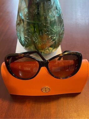PRICE IS FIRMED❤️💯% Authentic Tory Burch Cat-Eye Sunglasses GREAT YSED CONDITION